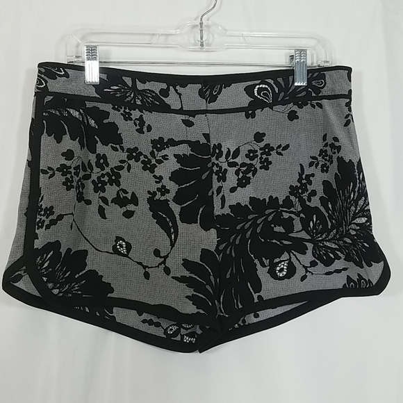 Diane Von Furstenberg  Jen Silk Short Black  Size 8 - Picture 1 of 4